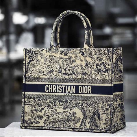 sac christian dior blanc|christian dior tote bag details.